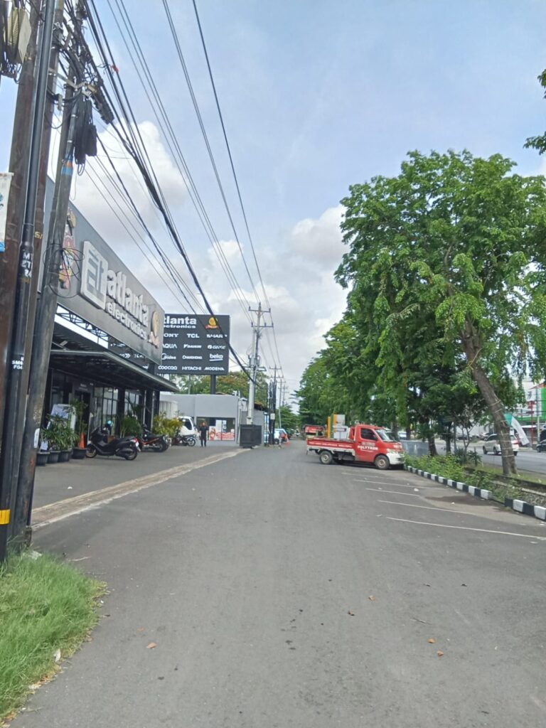 Truk Tersangkut dan tertabrak kereta di Kaligawe Semarang