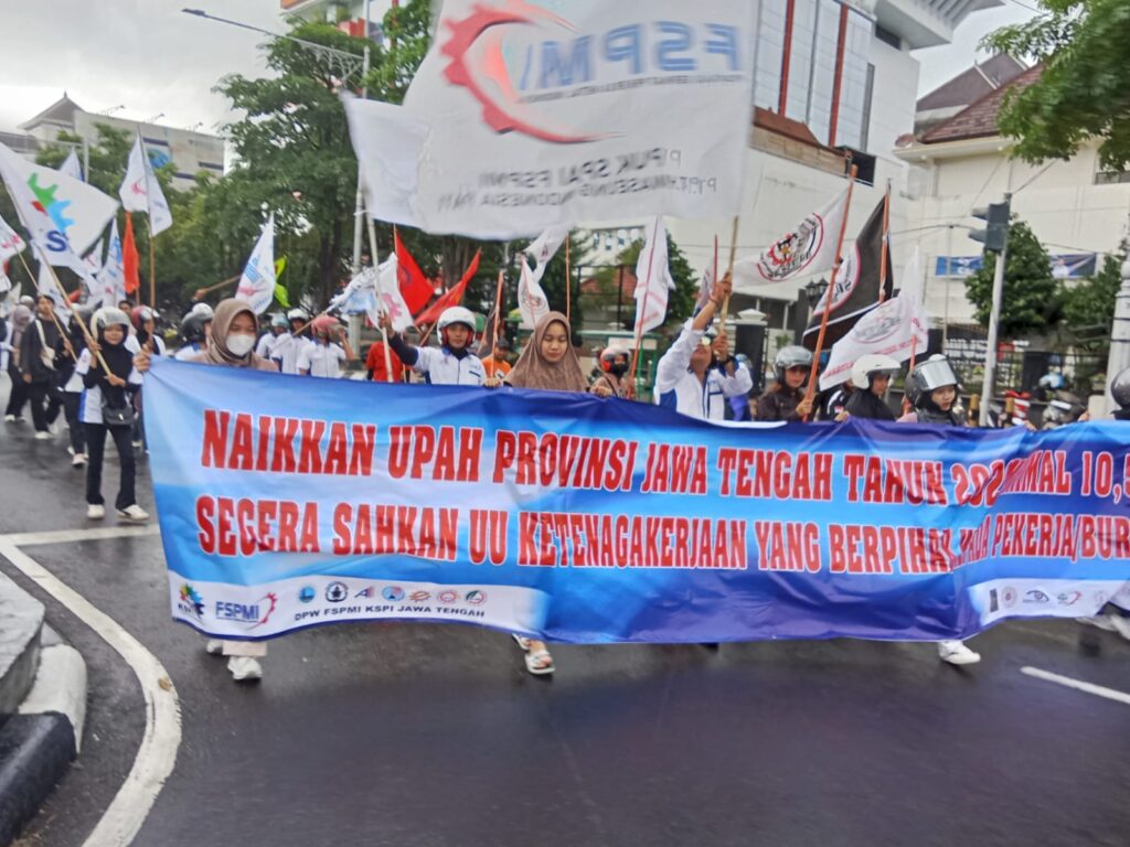 Ratusan Buruh Menggelar Aksi Demo di Kota Semarang