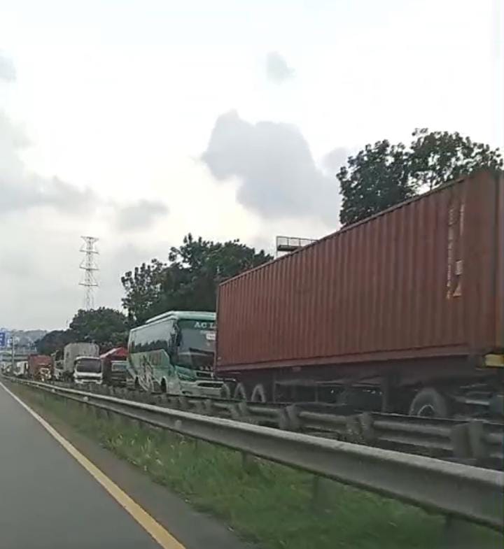 Tol Tembalang Mengalami Kemacetan Parah