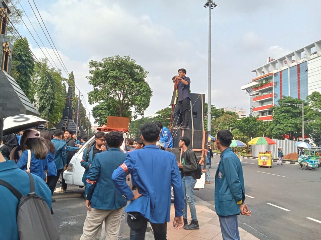 Aksi Demo UNNES, UNDIP, Dan UNISULA Mengenai  Evaluasi 1 Tahun Masa Pemerintahan Prabowo Gibran