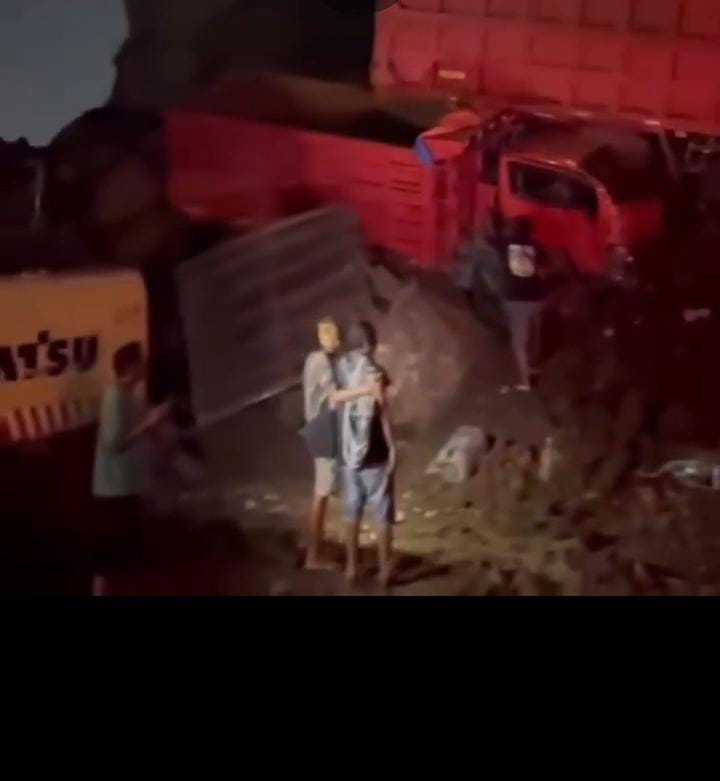 Longsor Timbun Beberapa Truk di Area Galian C Kalialang