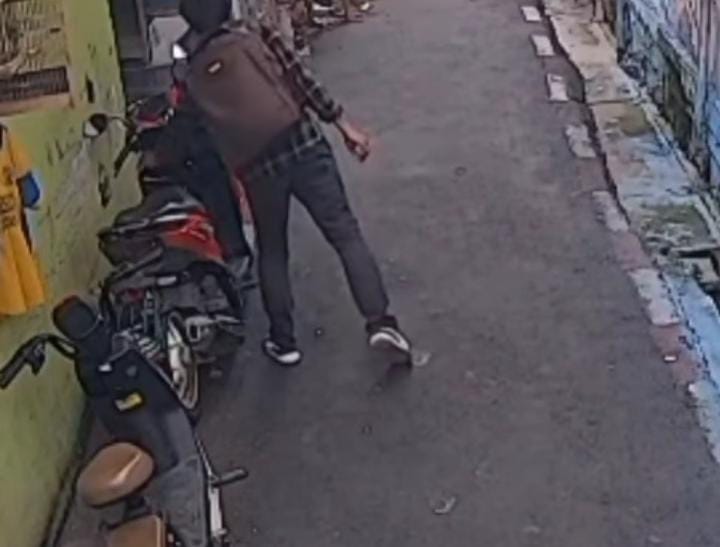 Pencurian Handphone Terekam CCTV di Sendangguwo RT 7 RW 2