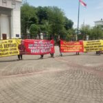 Puluhan Pekerja menggelar Aksi Demo di depan Balaikota Semarang