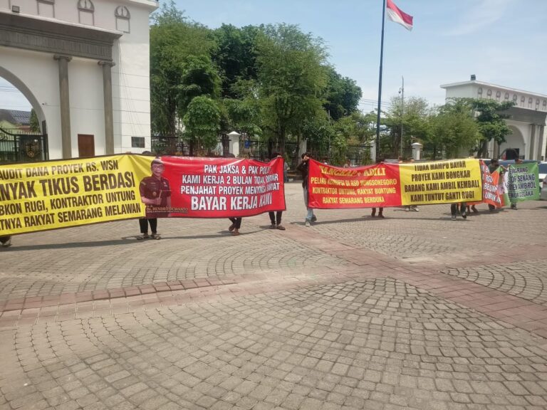 Puluhan Pekerja menggelar Aksi Demo di depan Balaikota Semarang