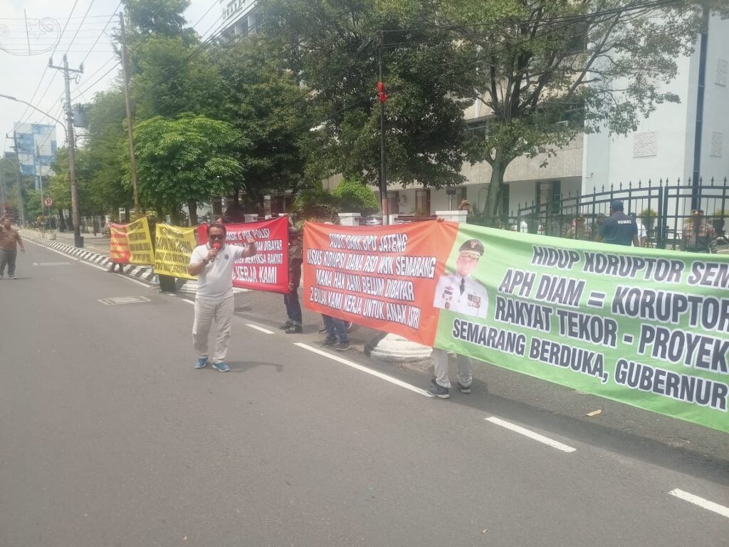 Buntut Aksi unjuk rasa berlanjut, Pekerja dan Perwakilan Subkontraktor Menggelar Aksi Demo di depan Balaikota