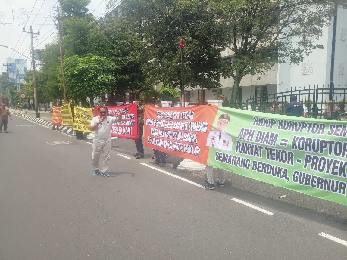 Buntut Aksi unjuk rasa berlanjut, Pekerja dan Perwakilan Subkontraktor Menggelar Aksi Demo di depan Balaikota