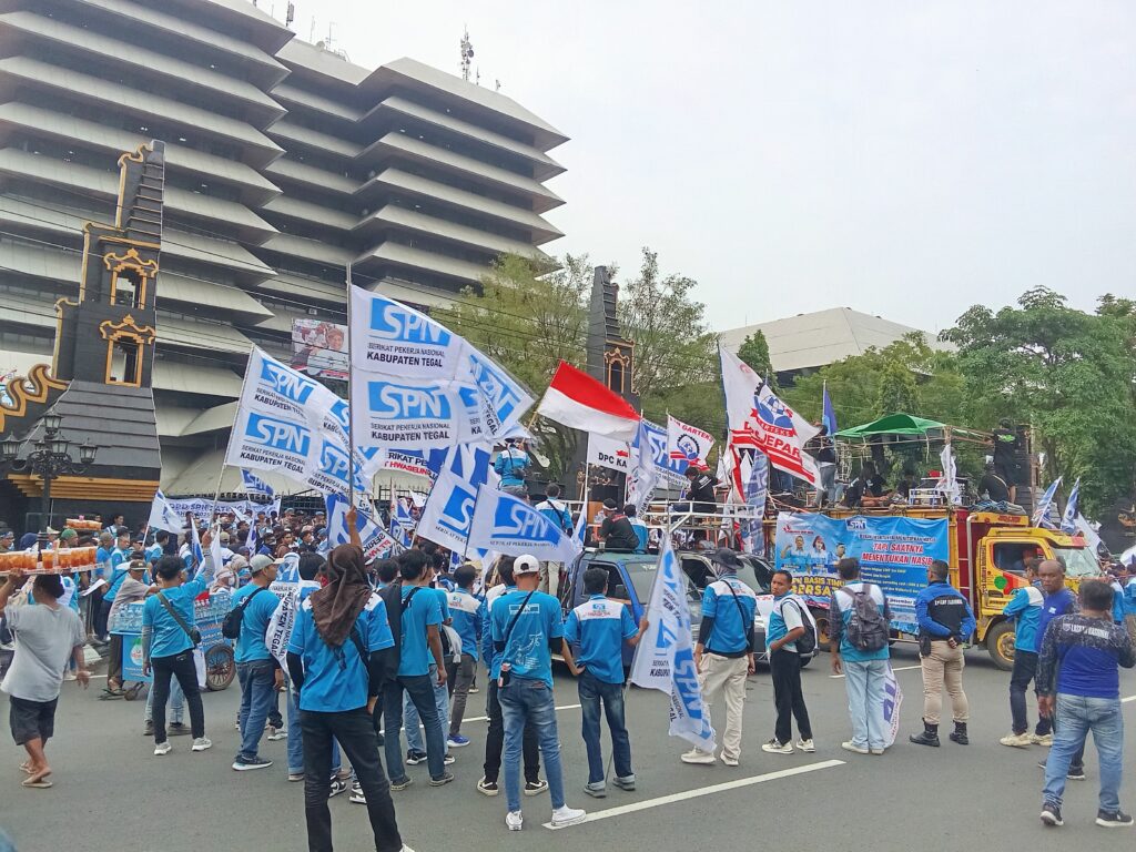 Ribuan Buruh Demo di Semarang, Tuntut Kenaikan UMK 8,5% hingga 10,5%