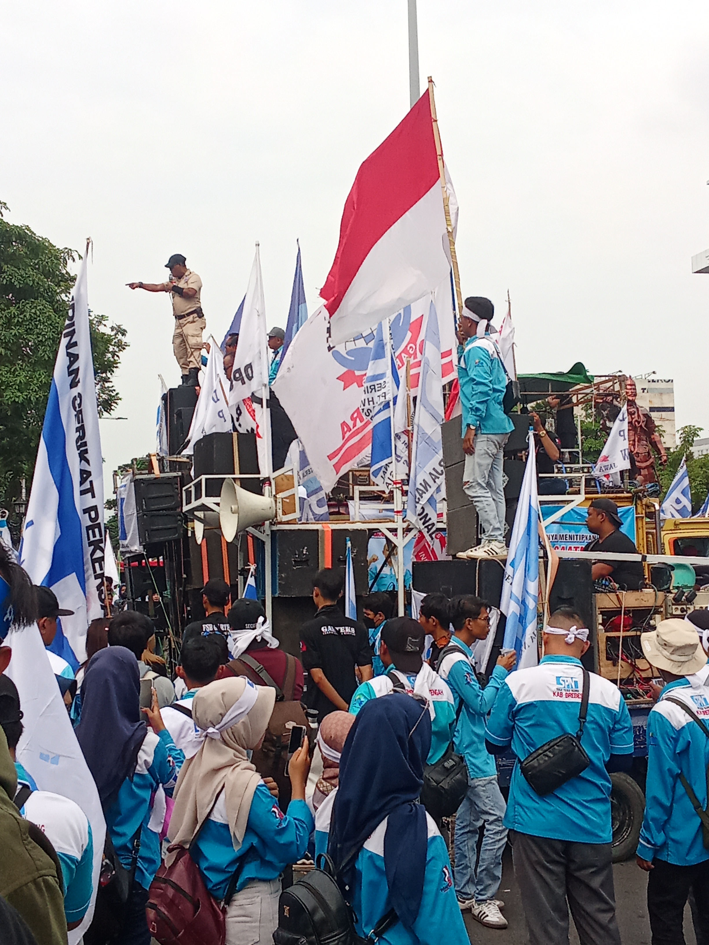 Ribuan Buruh Demo di Semarang, Tuntut Kenaikan UMK 8,5% hingga 10,5%