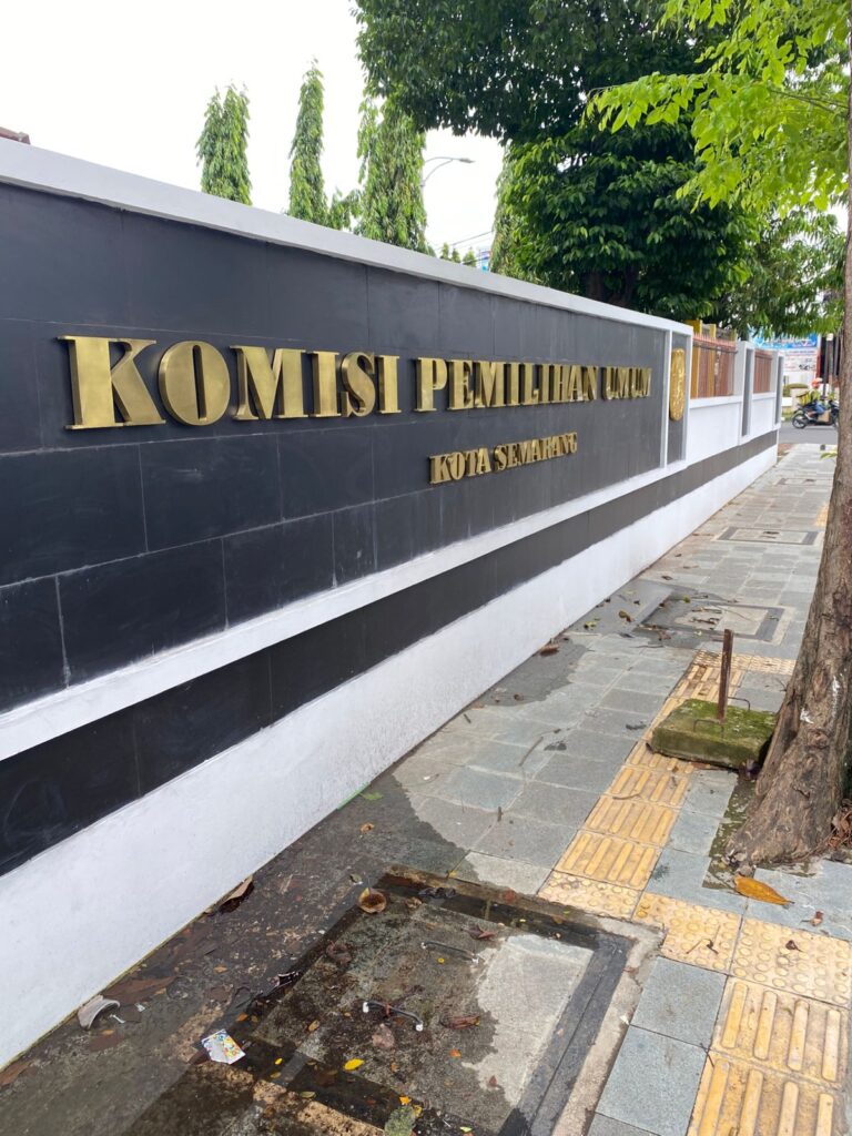 Alih-alih Ramah Difabel, Trotoar Depan KPU Semarang Justru Menjerumuskan