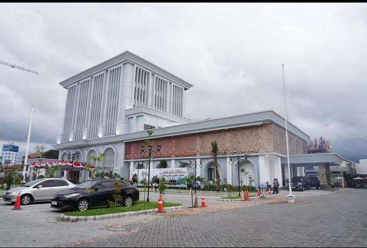 Proyek Kemenag Jateng di Semarang Diduga Bermasalah, Parkiran Ambles hingga Tiang Bendera Retak