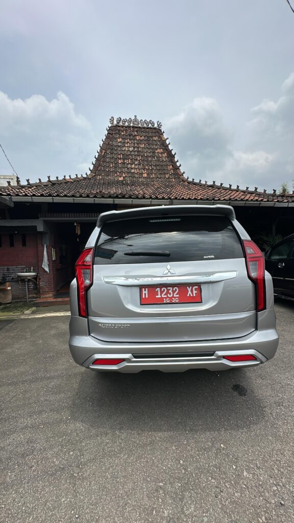 Mobil Dinas Berplat Merah Terparkir di Rumah Makan Luar Jam Kerja, Berpotensi Langgar Aturan