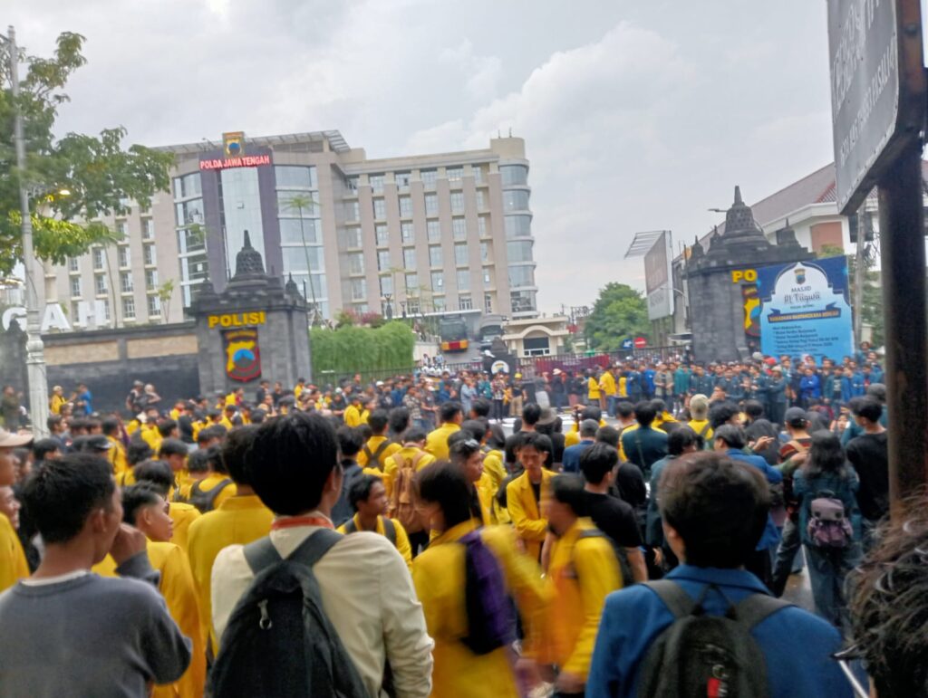 Mahasiswa Demo di Polda Jawa Tengah Tuntut Reformasi Polri