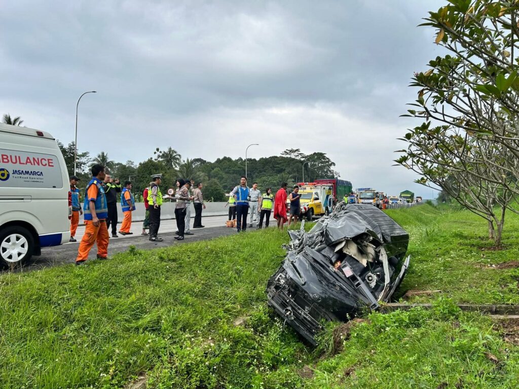 Diduga Sopir Mengantuk, Kecelakaan Hiace vs Truk di Tol Semarang–Solo Tewaskan Dua Orang