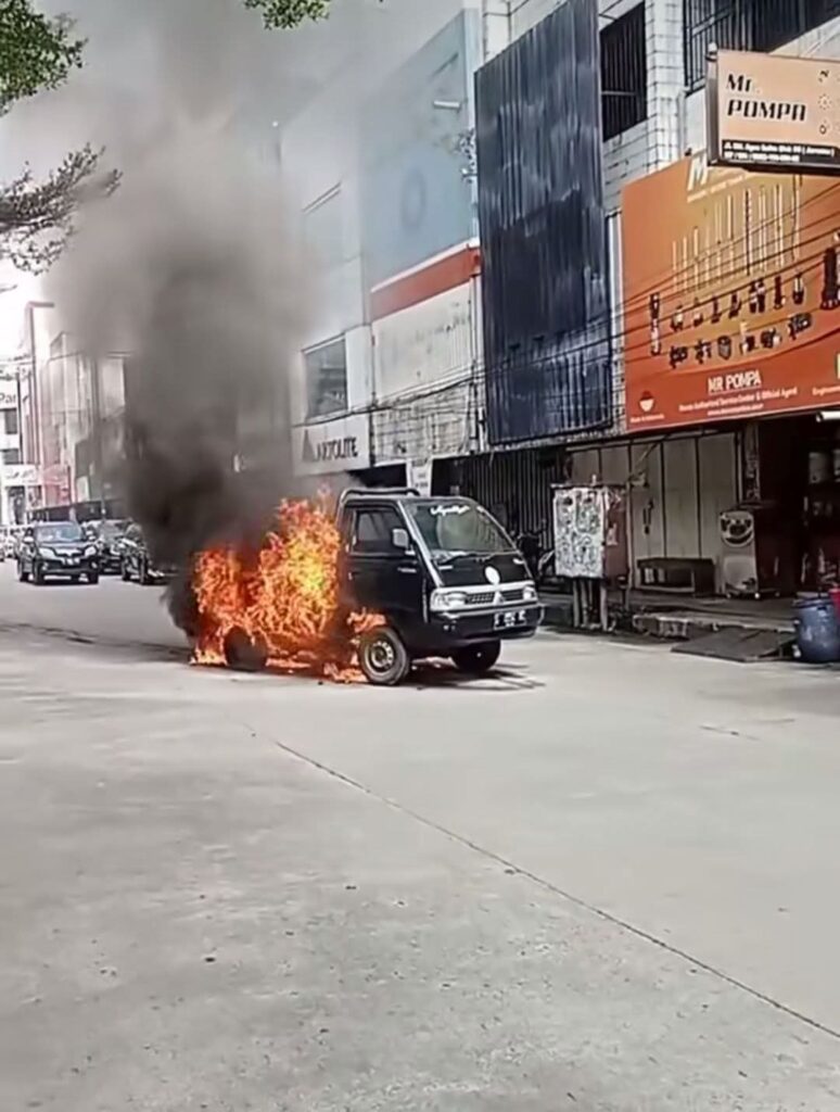 Mobil Pickup Terbakar di Kawasan Pasar Johar, Diduga Akibat Korsleting Listrik