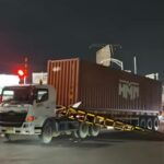 Portal Jerakah Semarang Ditabrak Truk Dini Hari, Warga Soroti Minimnya Rambu dan Pengawasan