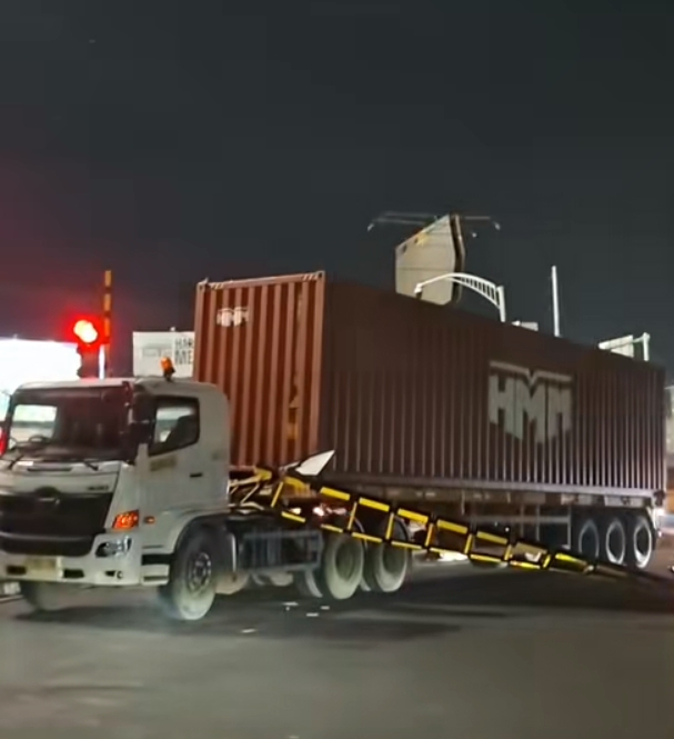 Portal Jerakah Semarang Ditabrak Truk Dini Hari, Warga Soroti Minimnya Rambu dan Pengawasan