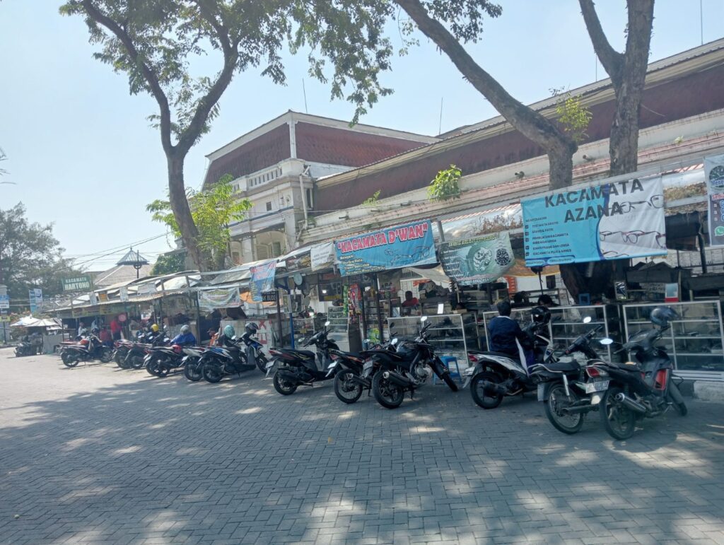 PKL Shelter Kantor Pos Resah, Rencana Proyek Drainase Dinilai Abaikan Nasib Pedagang