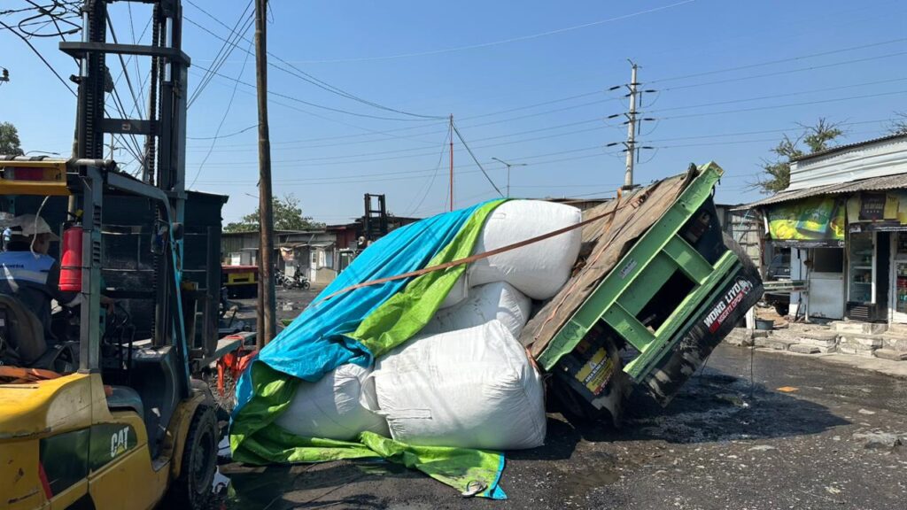 Jalan Rusak Diduga Jadi Penyebab Muatan Wood Pellet Tumpah, Kinerja DPU Kota Semarang Kembali Dipertanyakan