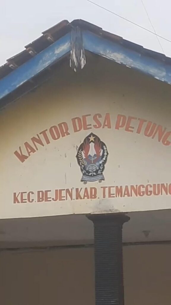 Bendera Merah Putih Sobek Masih Berkibar di Depan Kantor Desa Petung, Diduga Langgar UU Nomor 24 Tahun 2009