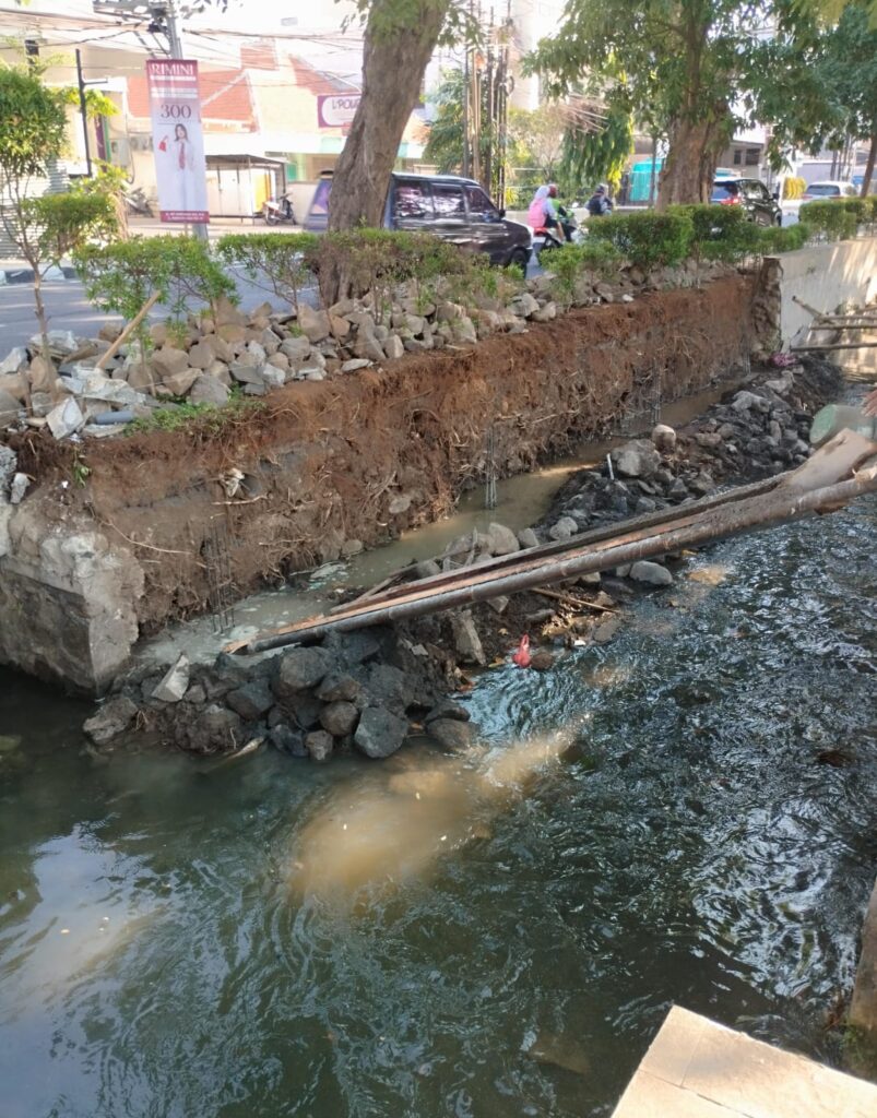 Diduga Bermasalah, Proyek Renovasi Drainase di Jalan Mayor Jenderal D.I. Panjaitan Semarang Disorot