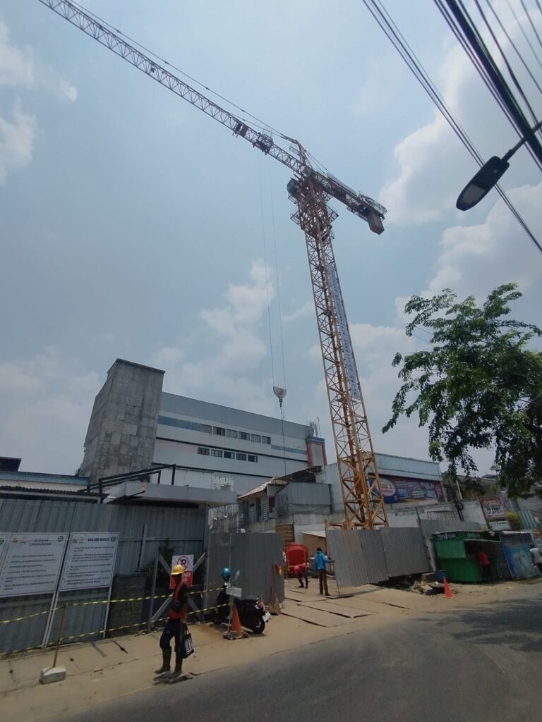 Crane di Samping Jalan Sompok Lama Dikhawatirkan Membahayakan Pengguna Jalan